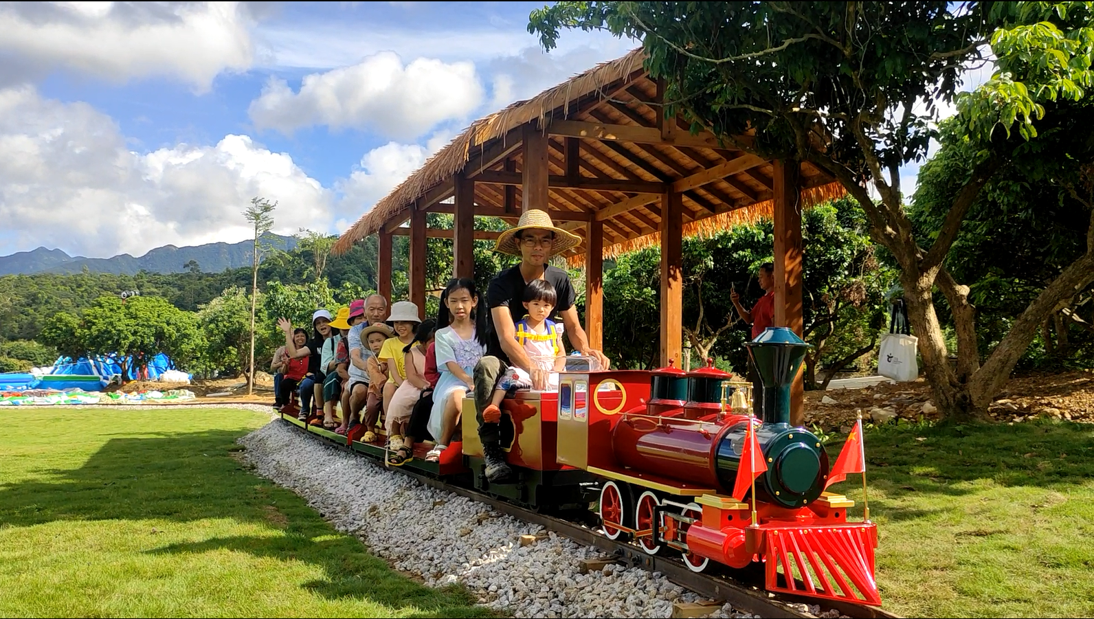 耕山小寨小火車.jpg