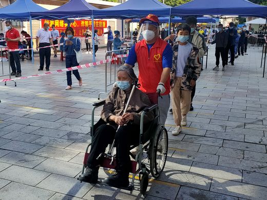 在廈崗復興路核酸檢驗點.一名婦女推著一名行動不便的老人，后面還跟住2名幼小的兒童，裁剪_結果.jpg