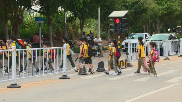 0507廣場南路設(shè)置道路中央隔離護(hù)欄_2022-05-07_15-15-26.jpg