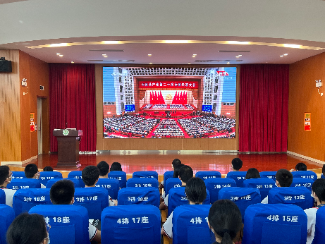 10月16日上午，團長安鎮(zhèn)委組織各學(xué)校團組織團員青年代表收聽收看中國共產(chǎn)黨第二十次全國代表大會，聆聽習(xí)近平總書記向大會所作的報告。2.jpg