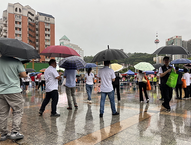 0617鳳崗鎮(zhèn)舉行“親民”安全宣傳咨詢(xún)?nèi)栈顒?dòng)（圖1） 拷貝.jpg