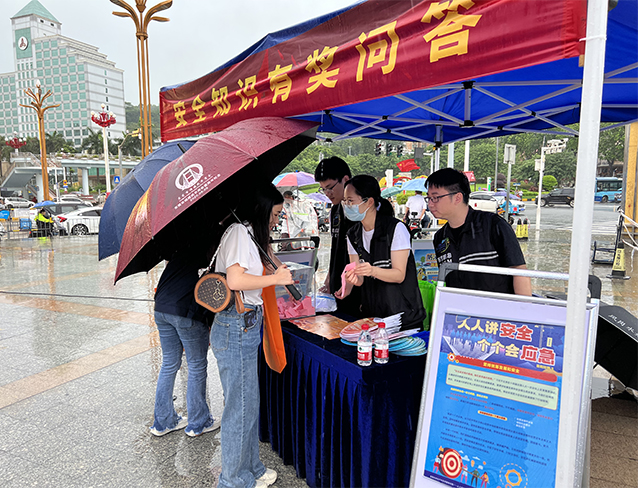 0617鳳崗鎮(zhèn)舉行“親民”安全宣傳咨詢(xún)?nèi)栈顒?dòng)（圖5） 拷貝.jpg